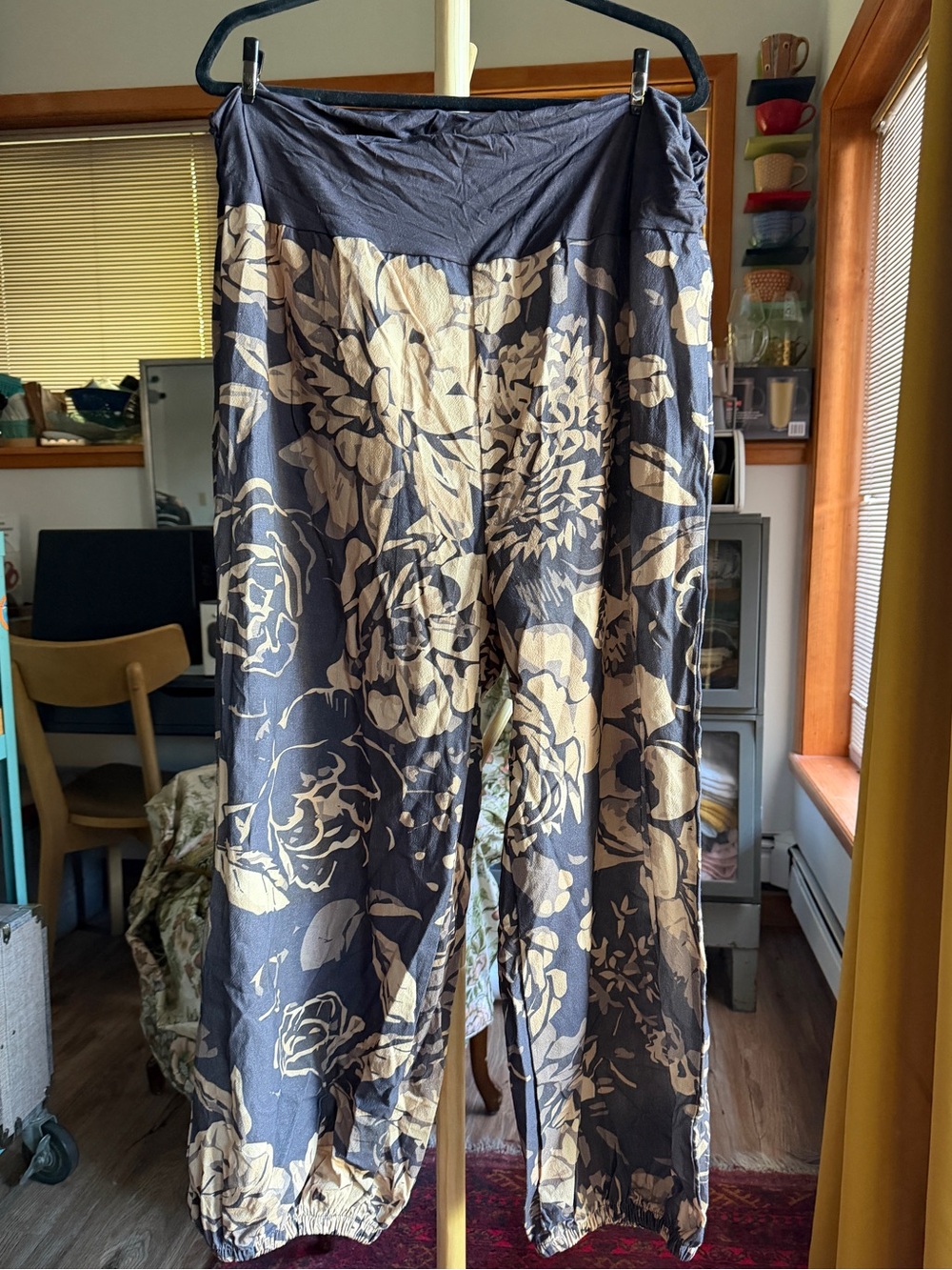 BNWOT Rose-print Buddha yoga pants size L